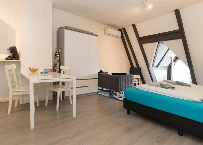 Redlight District Smokers Friendly Private